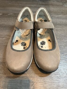 Women's Taupe Mary Jane Comfort Flats with Hook-and-Loop Strap Therafit